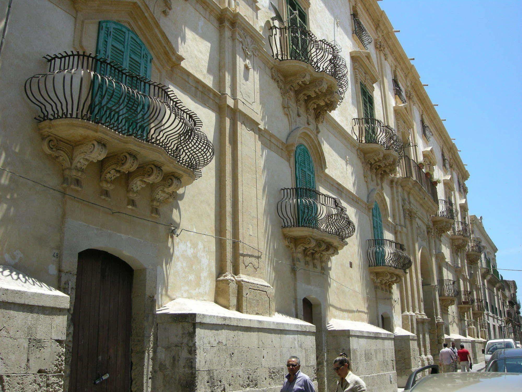 Affittacamere Conte Di Cavour Noto Esterno foto